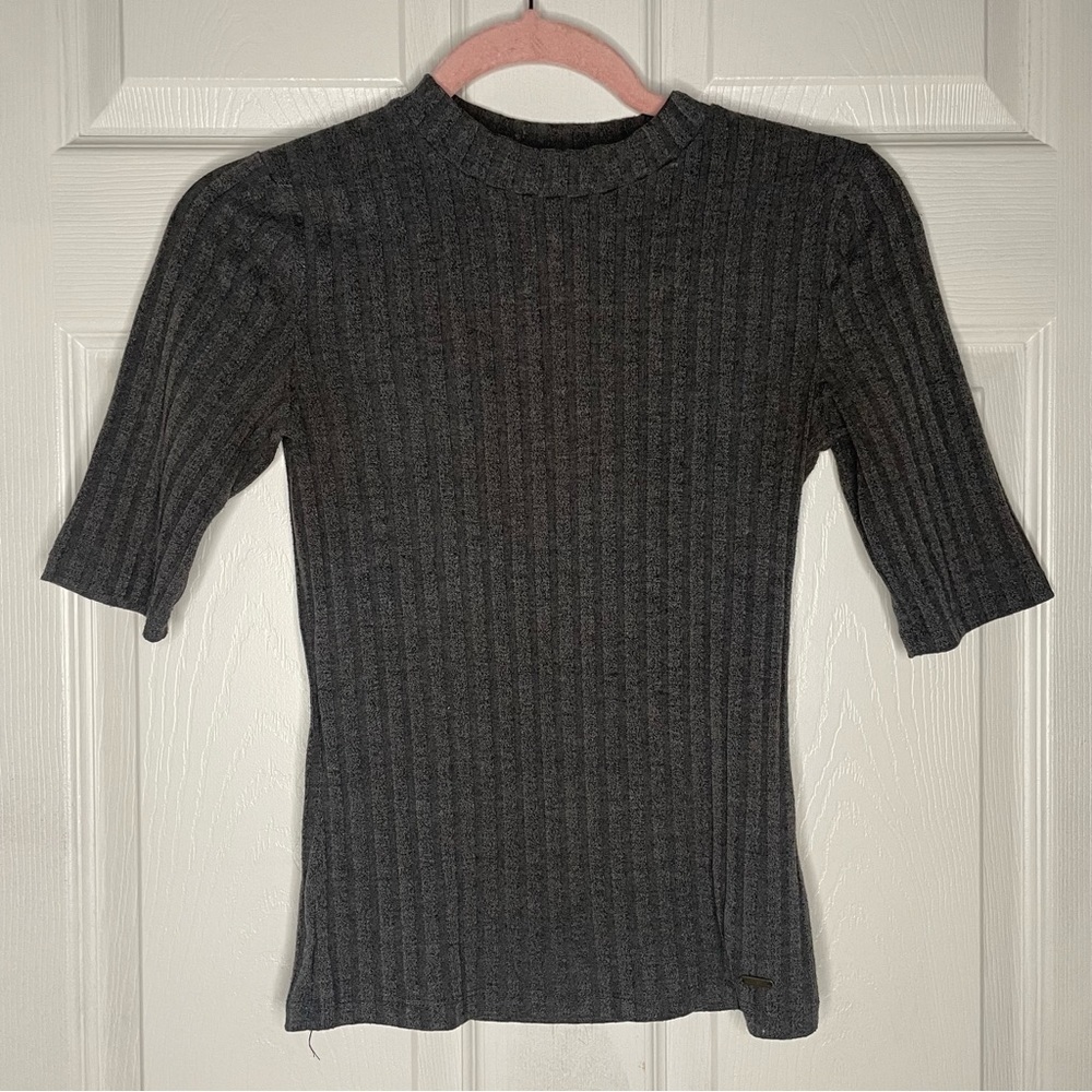 ⭐️Grey ribbed quarter length sleeve hollister top